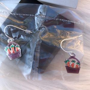 Brand new Avon carrot easter basket earrings